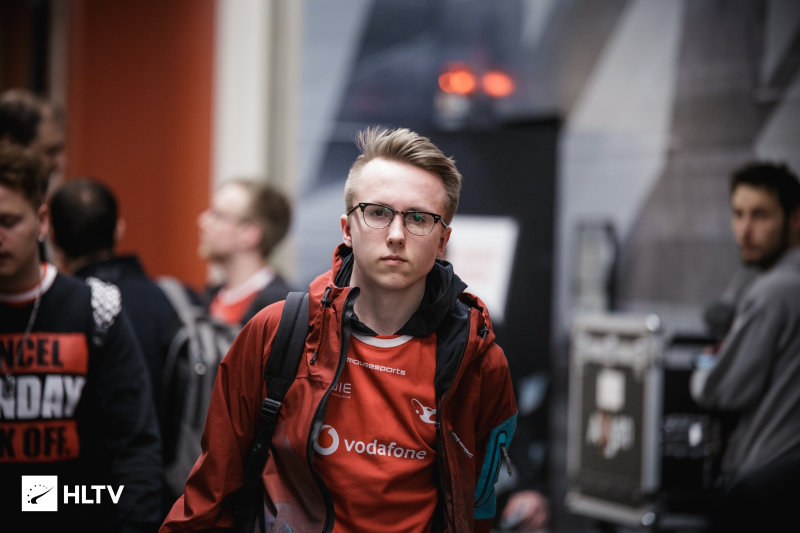 官方：Uzi 入选传奇殿堂